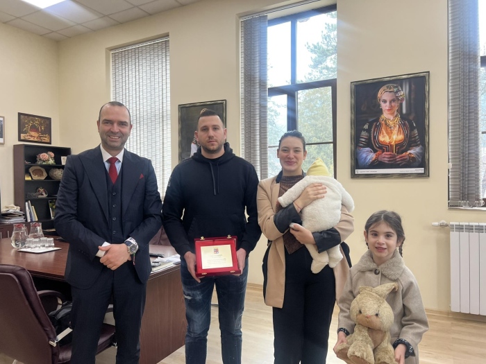 Кметът на Кюстендил  награди прекрасната Никол като „Бебе на годината“