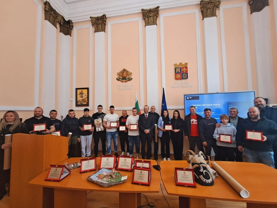 Празничен дух! Наградиха с автентични кукерски маски близо 30 участници от фестивала „Джамала“ в Кюстендил