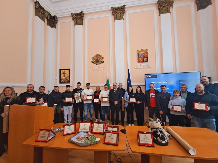 Празничен дух! Наградиха с автентични кукерски маски близо 30 участници от фестивала „Джамала“ в Кюстендил