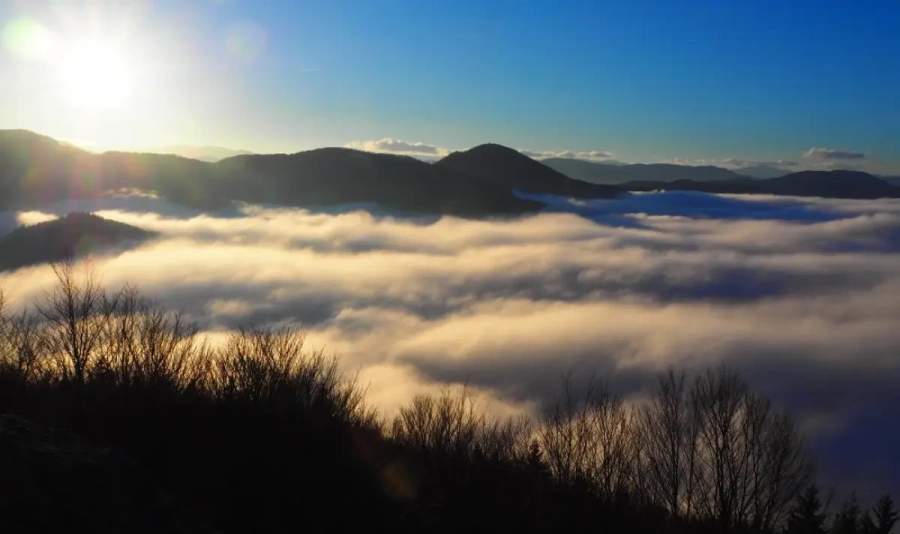 Предимно слънчево, слаб дъжд на изток следобед