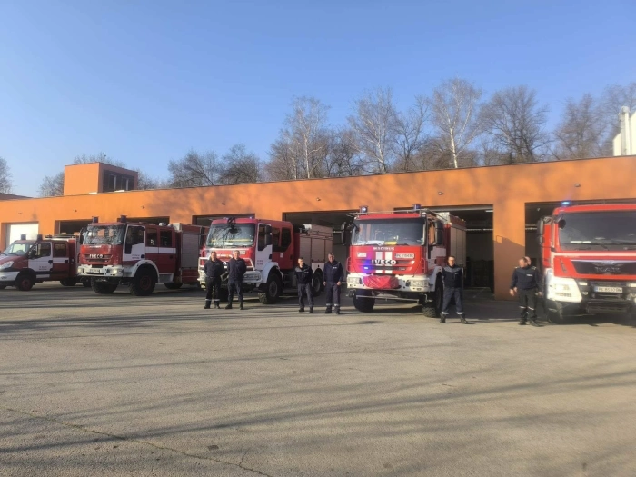 Полицаи и пожарникари от Перник се включиха в инициативата на ИНТЕРПОЛ за почит към паметта на загиналите служители на реда