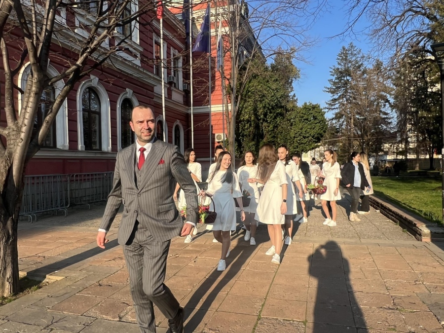 Кметът на Кюстендил и девойките „Кюстендилска пролет 2026“ поздравиха дамите за 8 март