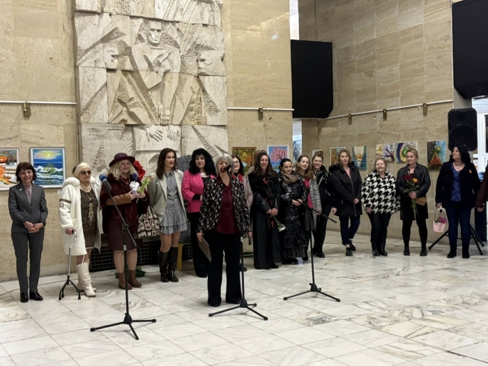 80 творби на 29 художнички показват богатството на женската креативност в Благоевград