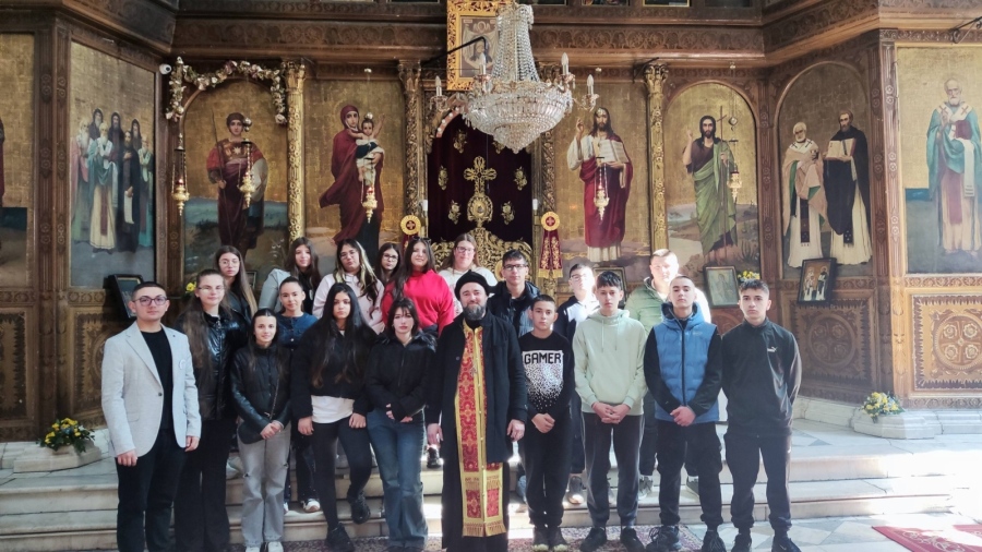 Ученици от ПГОСУ „Св. Иван Рилски“ - Дупница  пренесоха часа по български в храма