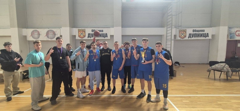 Победи, купи и медали за най-добрите училищни отбори по баскетбол в Дупница