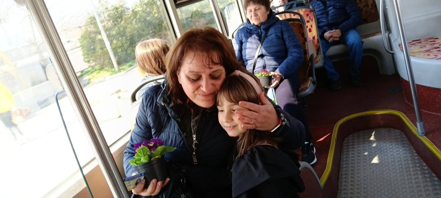 Малки доброволци от Зелен дол подариха 130 цветя за 8 март в Благоевград