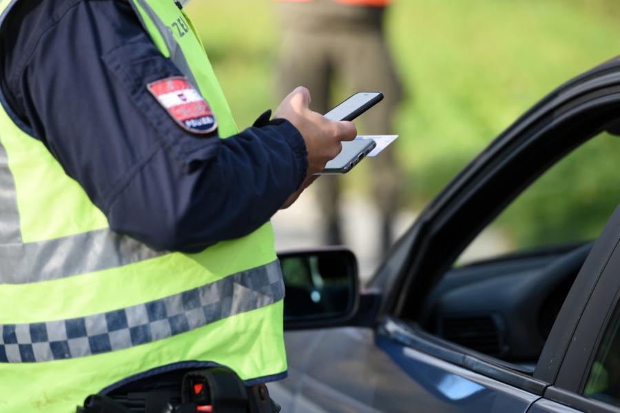 Пипнаха мъж от Микрево с фалшива книжка