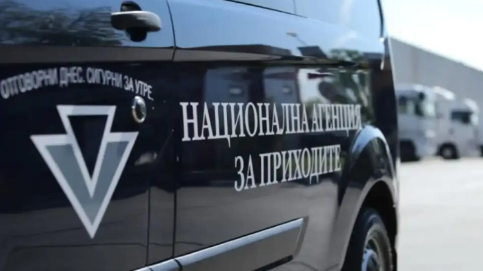 НАП проверява магазин за спортни дрехи в Ихтиман заради саморъчно водени обороти