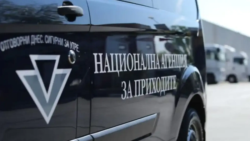 НАП проверява магазин за спортни дрехи в Ихтиман заради саморъчно водени обороти