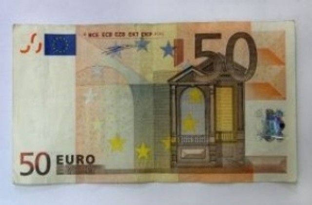 Клиент плати с фалшиви 50 евро на бензиностанция в Самоков