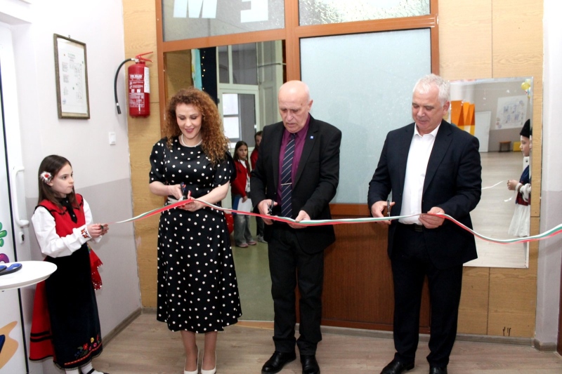 Модерен STEM център отвори врати в НУ „Св. св. Кирил и Методий“ в Разлог