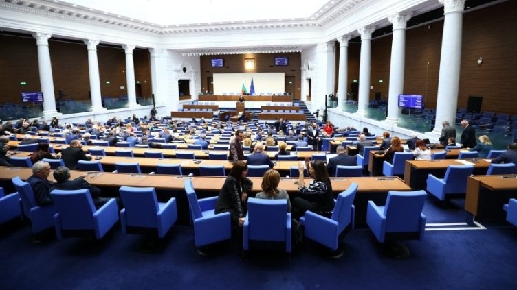 Парламентът изслушва институции за възможна криза с горивата