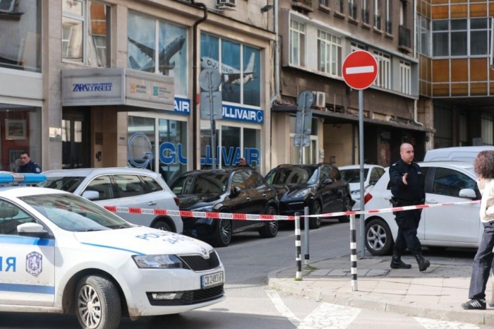 Сигнал за бомба блокира централна улица в София