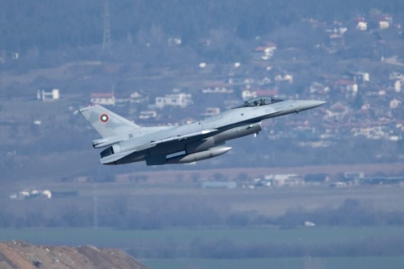 Два гръцки F-16 в небето ни днес