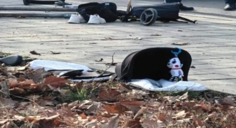 Шофьор помете майка с бебешка количка на пешеходна пътека в Самоков