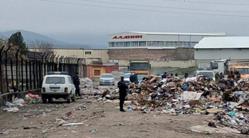 Откриха мъртво бебе в кашон на сметище в Сливен