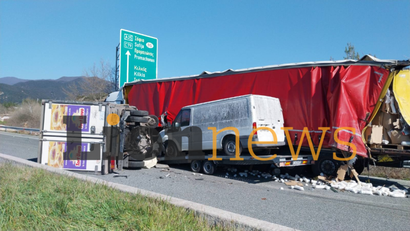 Тежък инцидент на пътя за Промахон: Тир и благоевградска пътна помощ се удариха край Серес
