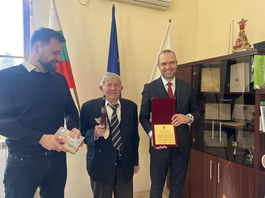 „Бай Димата оживява на големия екран“ – майсторът кошничар гостува на кмета на Кюстендил