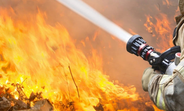 Пожар заради небрежност пламна в цех за пластмасови отпадъци край Гърмен