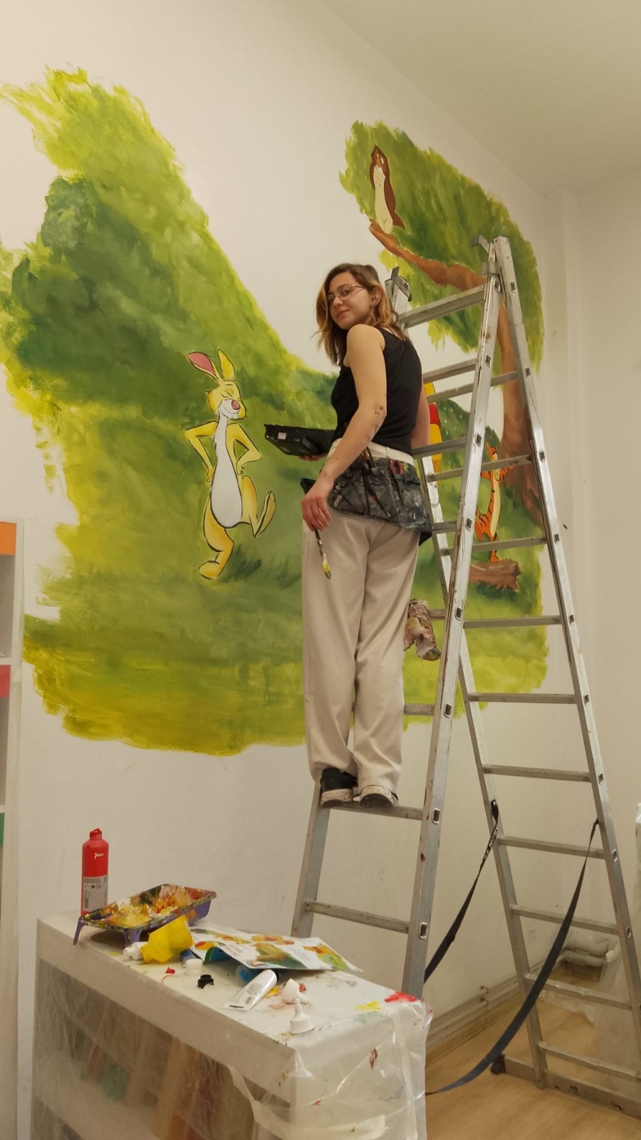 Самоука художничка изписва с приказни герои стените на библиотеката в Перник