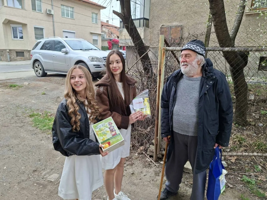Кюстендилска пролет с кауза: Участничките в конкурса зарадваха над 100 самотни възрастни хора