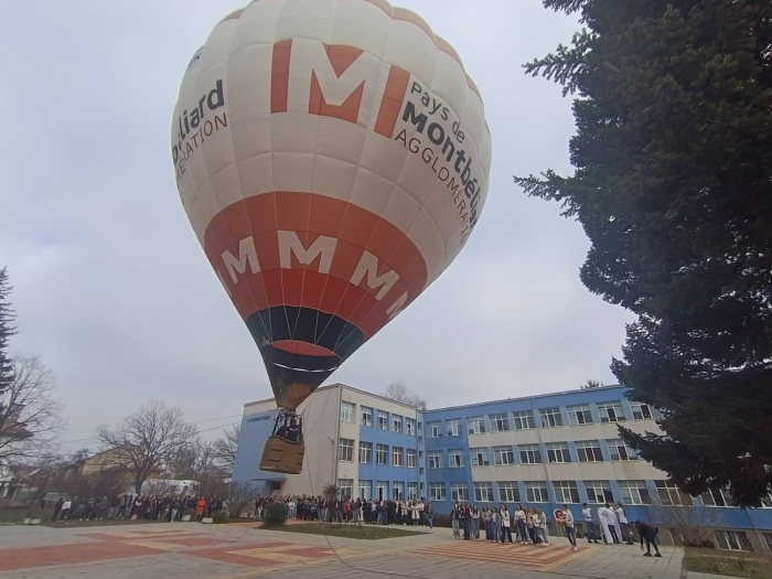 Епична покана за бал! Абитуриенти от Костенец издигнаха класната си с балон в небето