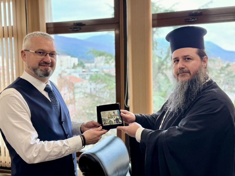 Владиката Исаак благослови новия областен управител и му подари икона на Св. Николай
