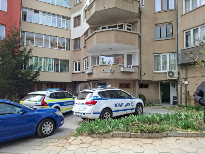 Полиция, пожарна и линейки обсадиха блок в Благоевград: 19-годишен се барикадира и заплашва да посегне на живота си