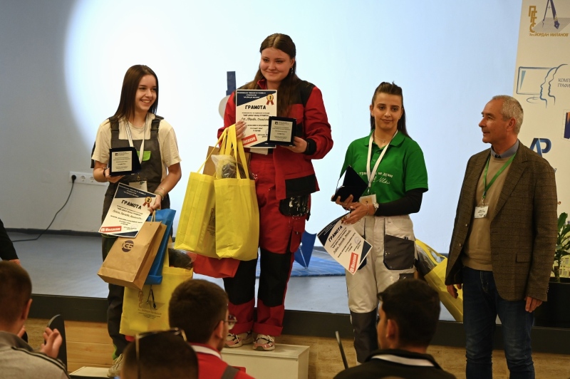 Млади строителки обраха наградите за мазилки, шпакловане и бояджийство в Перник