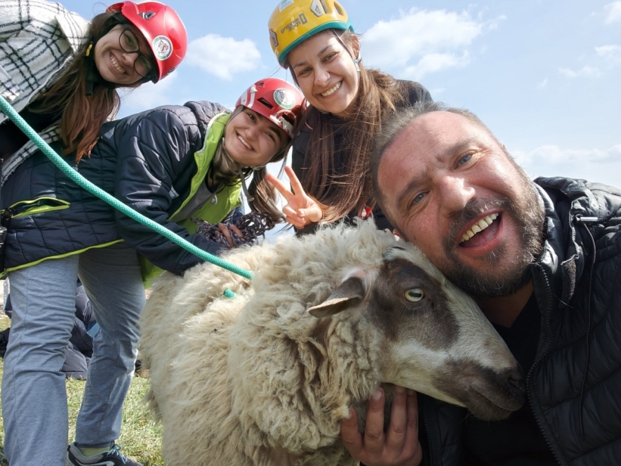 Дупничанка участва в героична акция по спасяването на овце в 300- метрова пропаст