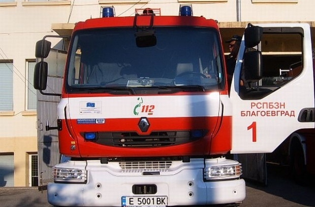 Огнеборци гасиха пламъци в асансьор и в къща в Благоевград