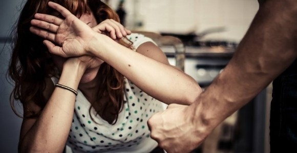 Син заплашва майка си с нож и убийство, перничанин наби бившата си съпруга