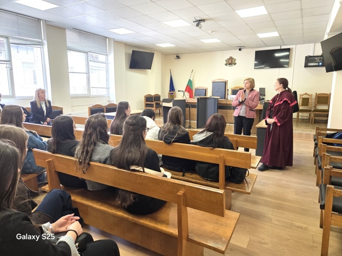 На гости в съдебната зала: Гимназисти от Дупница разпитваха  за семейна неприкосновеност и защита при нападение