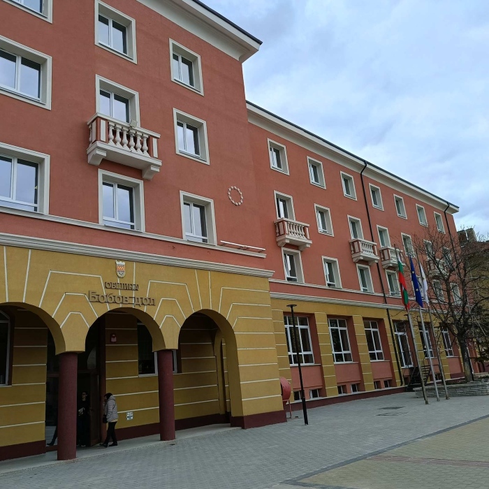 Приключи обновяването на сградата на Общината в Бобов дол
