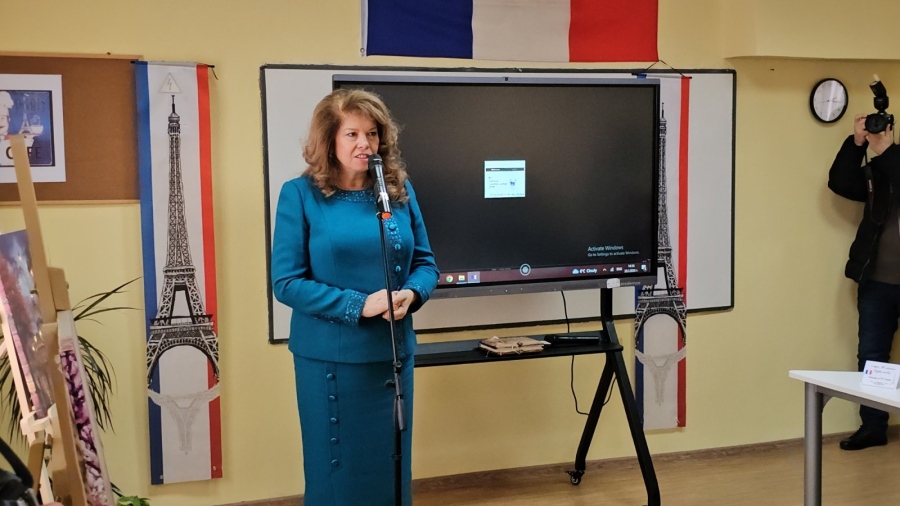 Илияна Йотова посети ГПЧЕ „Симеон Радев“ в Перник за Деня на франкофонията