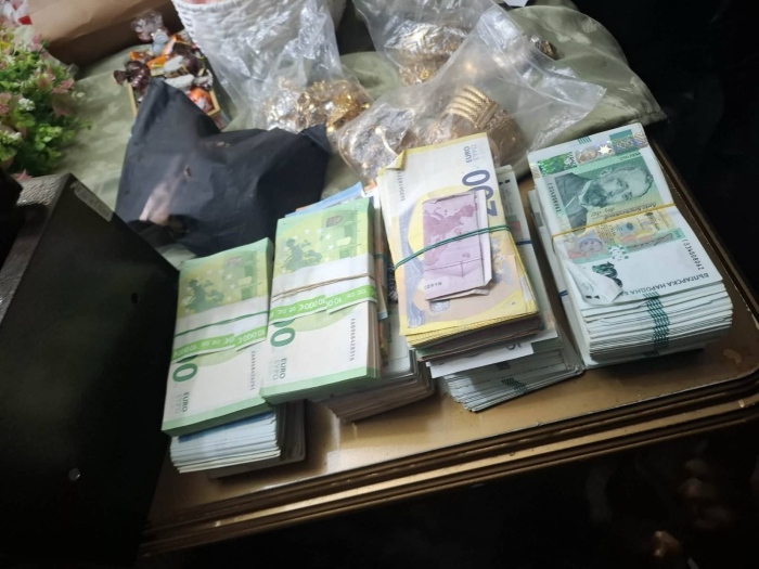 Задържаха криминално проявен с тефтери с имена и големи суми пари в Ботевград