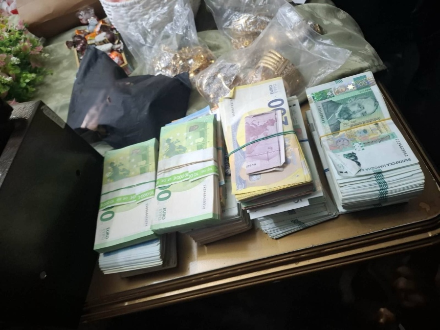 Задържаха криминално проявен с тефтери с имена и големи суми пари в Ботевград