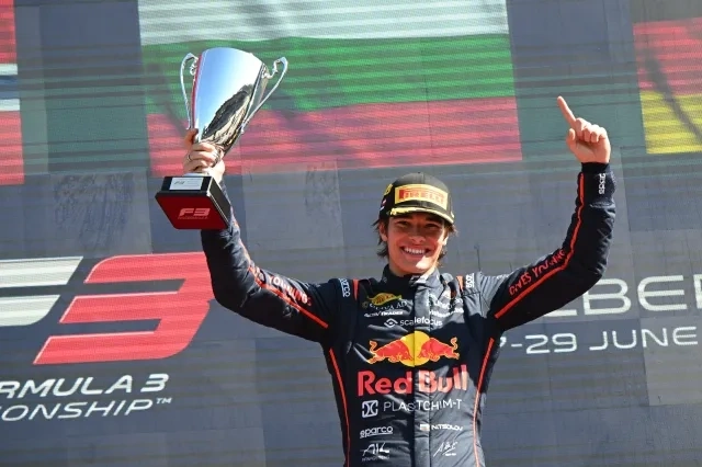 Никола Цолов изправи косите на Крисия преди откриването на пистата в Самоков