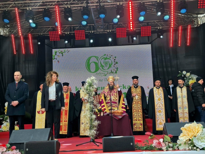 Новоизбраните девойки „Кюстендилска пролет“ приеха символите на града от предшественичките си