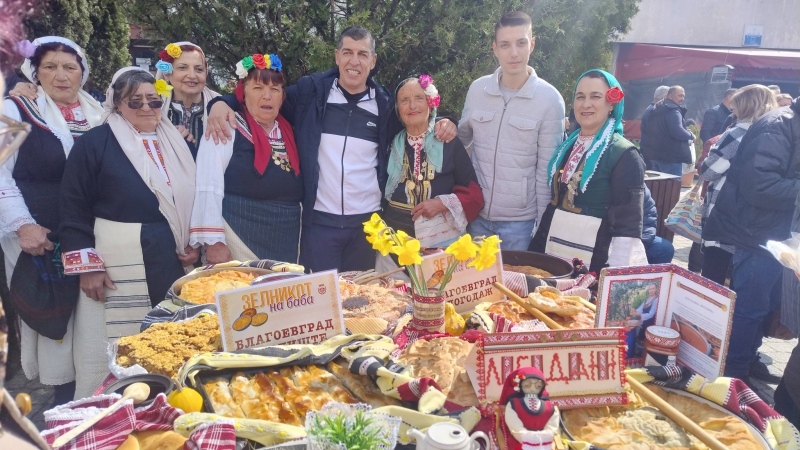 Македонският фестивал „Бабин зелник” отличи майсторки  от Благоевградско с грамота „Пазител на традициите”