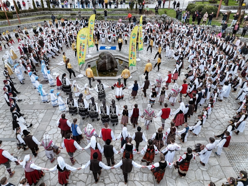 Банско прегърна над 700 деца във „Фолклорна прегръдка“