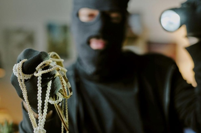 Крадци на злато вилнеят в Петрич, ограбени са две семейства