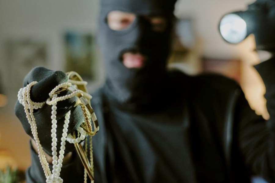 Крадци на злато вилнеят в Петрич, ограбени са две семейства