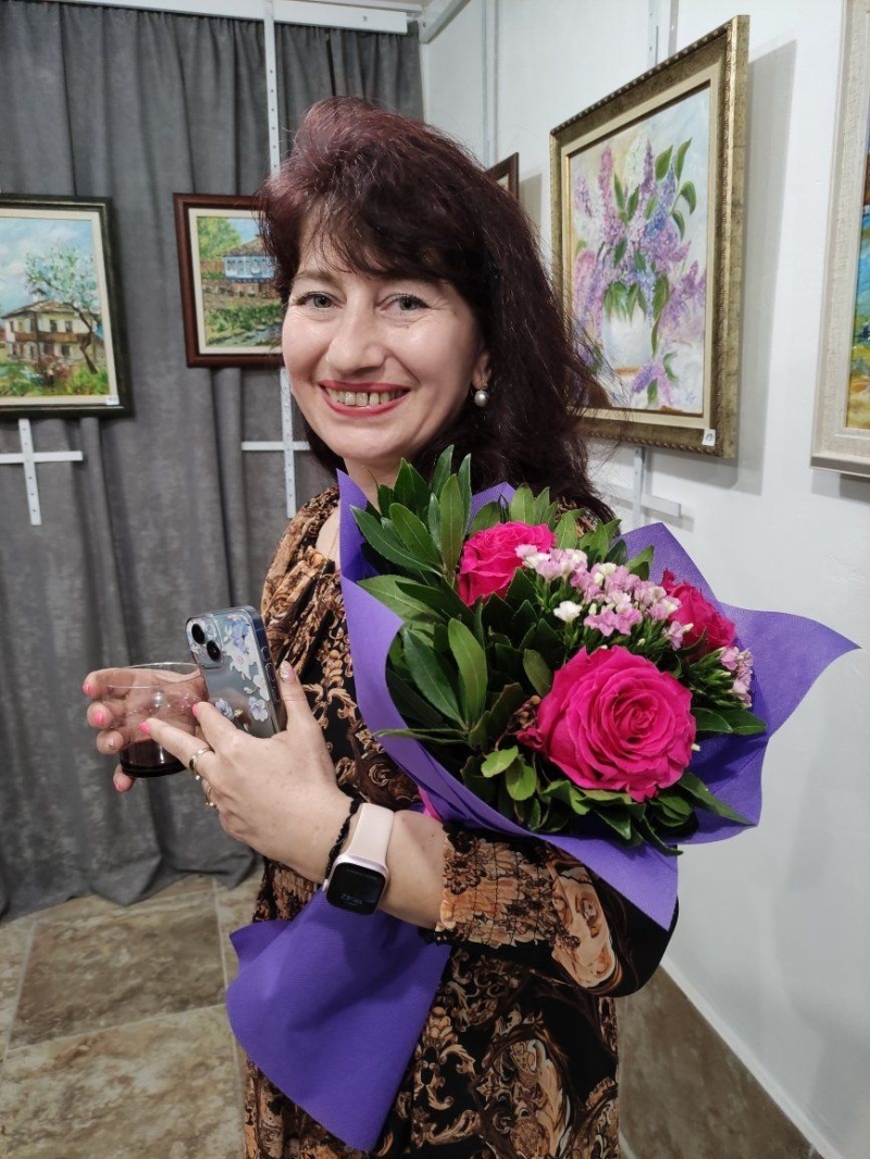 Татяна Георгиева с първа самостоятелна изложба в Перник, показва „Цветя и хоризонти“ в 22 платна