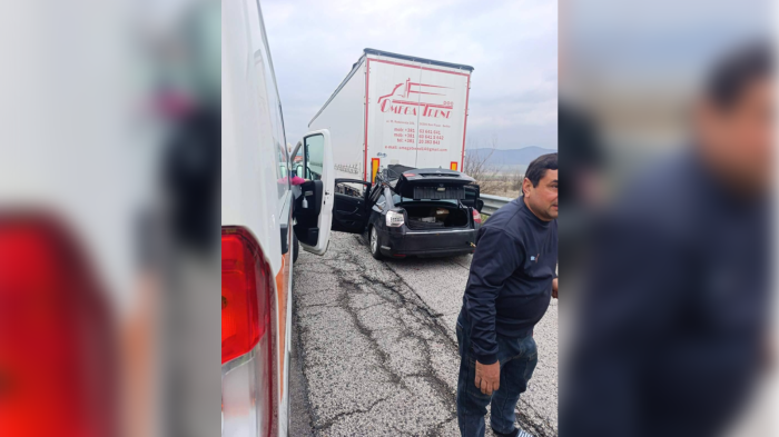 Нов тежък инцидент на „Тракия“: Кола се заби в камион край Ихтиман