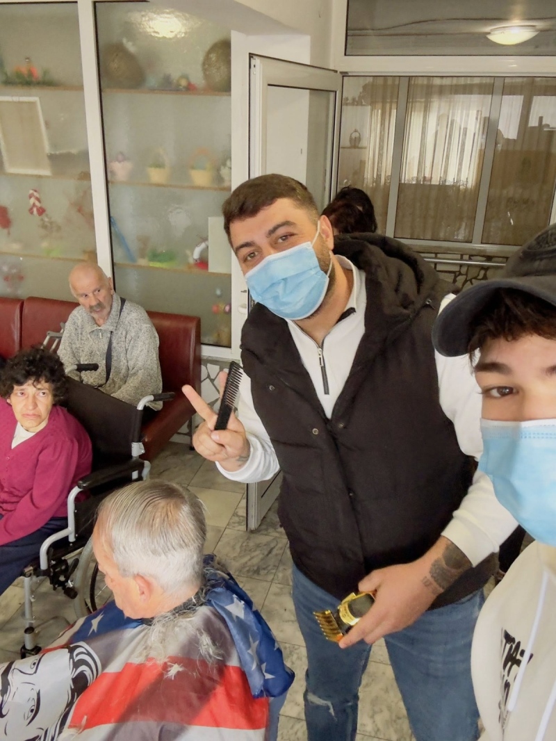 Доброто е красиво: Млади стилисти направиха прически на потребителите с физически увреждания в дома в Долно Драглище
