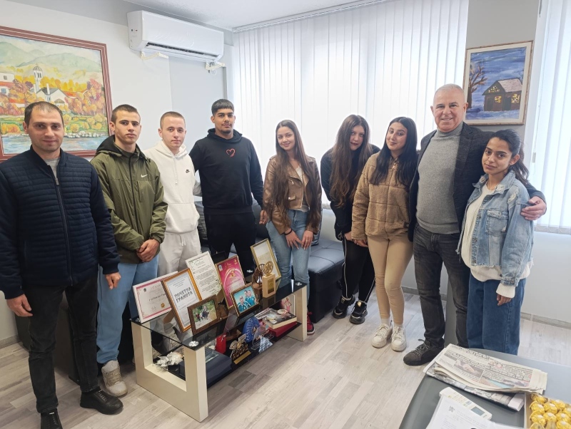 Абитуриенти от Крупник поканиха кмета на Симитли на бала си