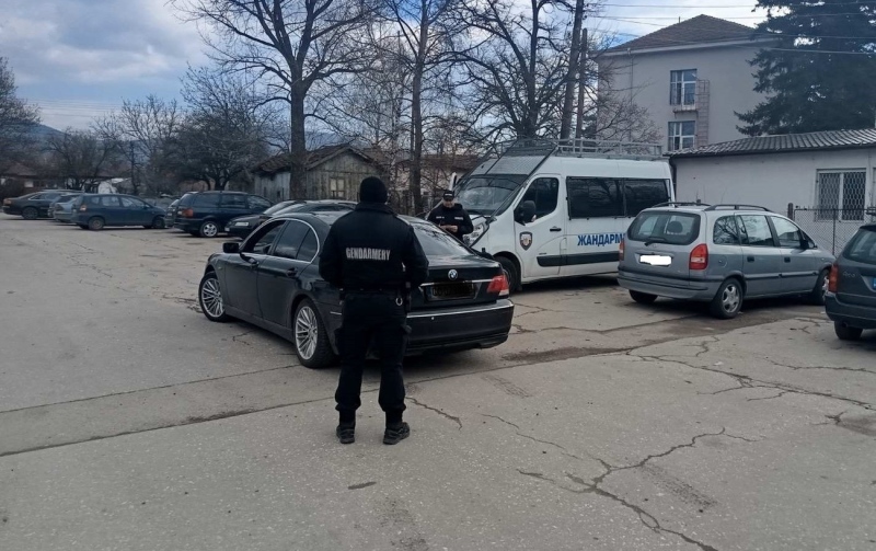 Акция срещу престъпността в Ихтиман разкри списъци с имена и дрога, двама с белезници