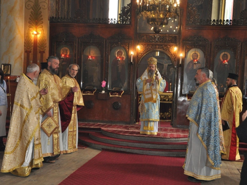 Митрополит Серафим и стотици миряни се молиха за благоденствие на Благовещение в Разлог