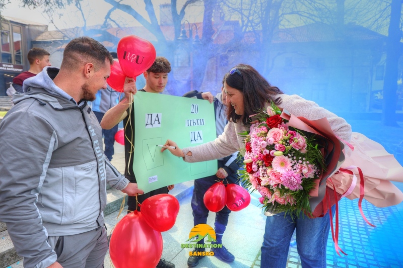 Абитуриенти от Банско изненадаха класната си с торта и покана за бал